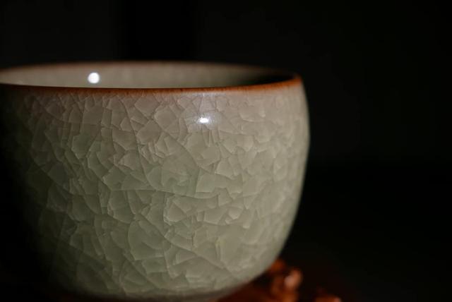 开片和冰裂有什么区别，汝窑怎么开片最漂亮（冰裂纹青瓷的成因与特色）