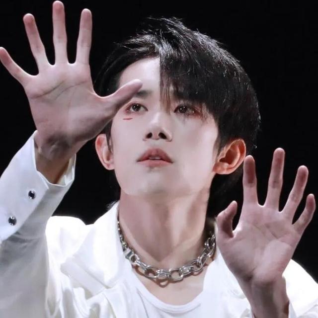 易烊千玺的星座，易烊千玺星座头像微信（收集近期绝绝子的易烊千玺头像）