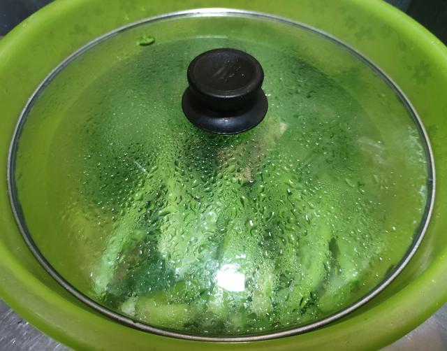 怎样做炝菜好吃又简单，绿油油的新鲜得很。教你快速简单制作