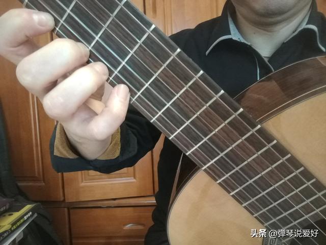 吉它的弹奏方法，吉它的弹奏方法有几种（吉他的指法与爬格子的秘密）