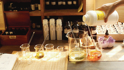 精油按摩7部位不同手法全面造美肌，精油按摩脸部的手法（学会极简精油护肤）