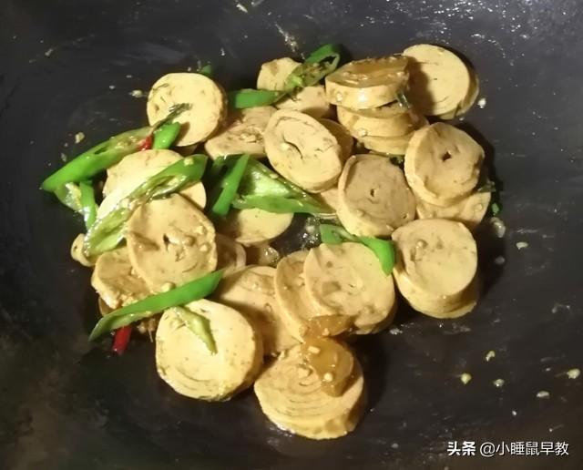 青椒炒素鸡的家常做法，青椒鸡怎么炒好吃家常做法（家常青椒炒素鸡）