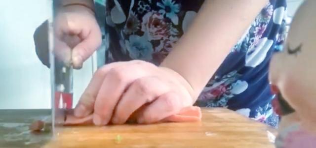 胡萝卜丝饼的做法，胡萝卜丝饼做法是什么（土豆胡萝卜擦成细丝一起做成早餐饼做法即简单又好吃全家都喜欢吃）