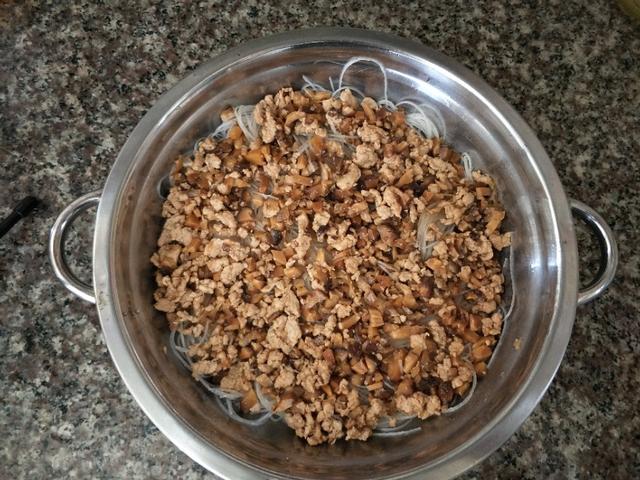 广东蒸米粉怎么做，广东蒸米粉怎么做好吃又简单（我家还是喜欢这样做的）