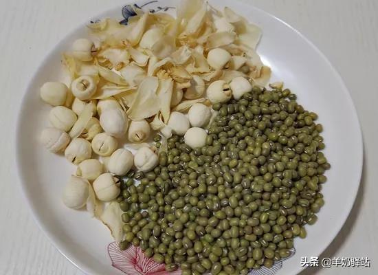 绿豆莲子汤的功效，常喝绿豆汤的好处和坏处（夏天常喝这碗汤）