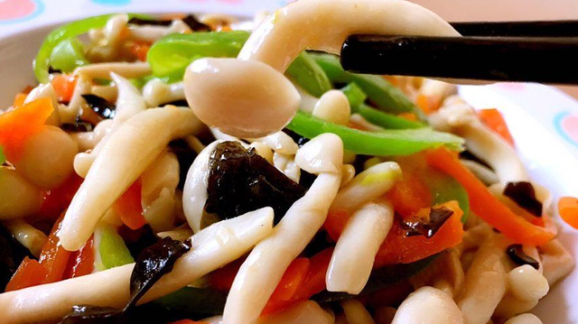 白玉菇不焯水有毒吗，白玉菇做汤用焯水吗（白玉菇这样做太美味了）