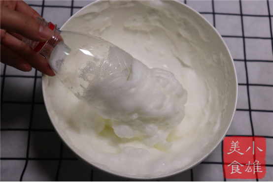没有打蛋器怎么将蛋清打发，不用打蛋器如何打发蛋白（一个矿泉水瓶做“打蛋清神器”5分钟打发）