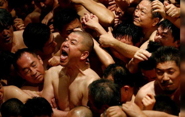 裸祭是什么，万人裸祭是什么意思（日本上万名男子冒严寒聚集参加裸祭）