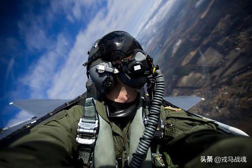 战斗机飞行员工资，空军飞行员工资多少钱一个月（飞行员年薪对比：美国140万）