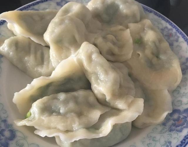 槐花饺子放韭菜好吃还是放葱好吃，槐花饺子馅怎么做好吃（农村婆婆包的槐花饺子）
