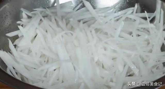 怎样做美味的红烧白萝卜大肠，大肠炖萝卜怎么做好吃（白萝卜不要炖着吃了）