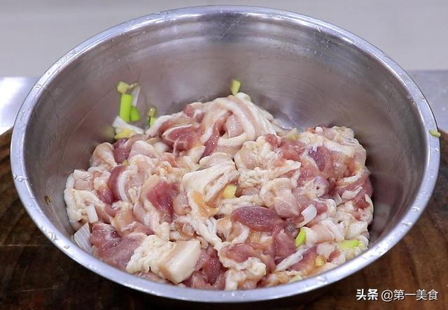 香辣孜然猪肉条的做法，香辣猪肉条的做法大全（一口咬下去满满的烧烤味）