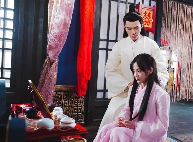 小吏家的长房嫡女，小说穿越成小吏家千金（《穿越成小吏家千金》磕磕绊绊的日子团结一心的家人）