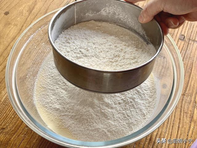 用电饭煲做蛋糕的方法和步骤，在家怎么用电饭煲做蛋糕方法教程（电饭锅做蛋糕原来这么简单）