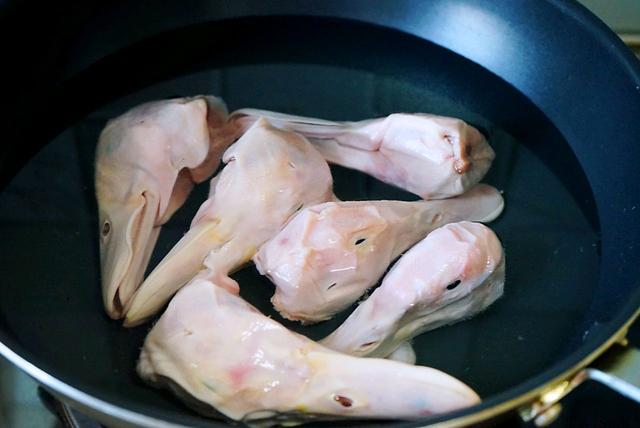 麻辣鸭头怎么做，麻辣鸭头的做法 正宗 绝味（自己在家也能做“麻辣鸭头”）