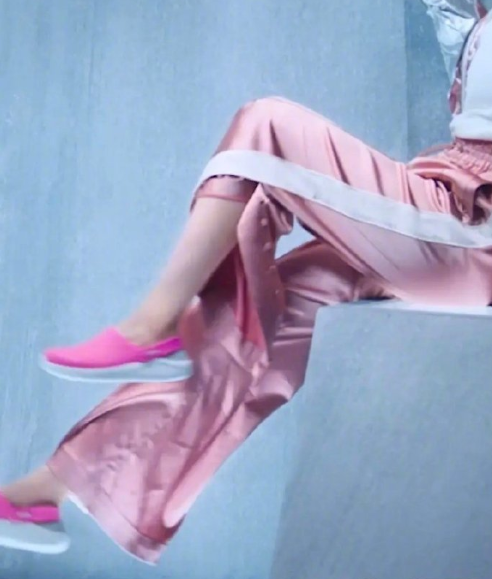 crocs属于什么档次鞋，crocs是什么鞋（时尚女王意外hold不住）