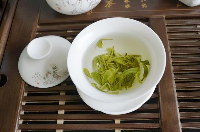 茶果间作种植方式的茶是什么，采用茶果间中种植的是什么茶（碧螺春是款什么茶）
