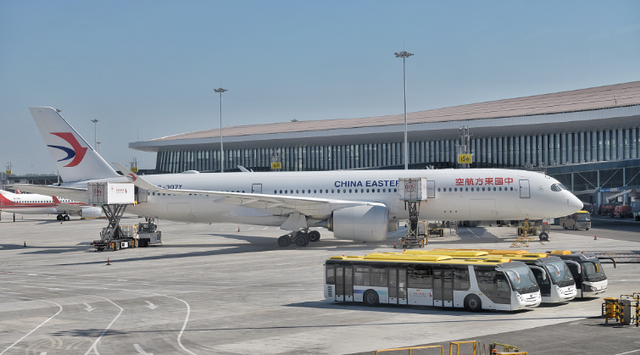 中国南方航空公司的空客a380,中国东方航空公司的空客a350,中国国际