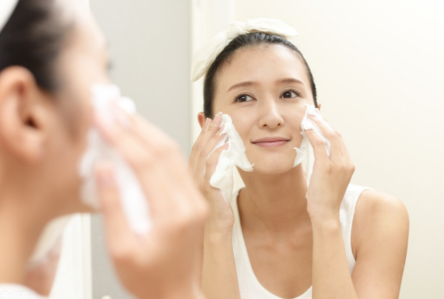 没有卸妆水怎么卸妆，没有卸妆水的情况下怎么卸妆（卸妆简单还不伤皮肤）