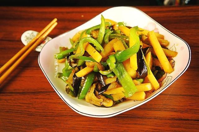 炒茄子土豆丝的家常做法，炒茄子土豆丝的家常做法视频（土豆和它才是“天生一对”）