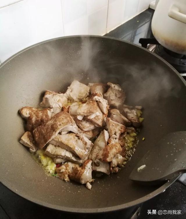 做豆腐的石膏粉有毒吗，豆腐放石膏粉吗（亲朋好友吃了都会夸赞你）