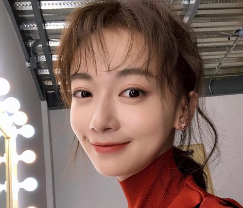 黑色帽子搭配，黑色帽子搭配浅色衣服（吴谨言的效果，差异不是一般大）