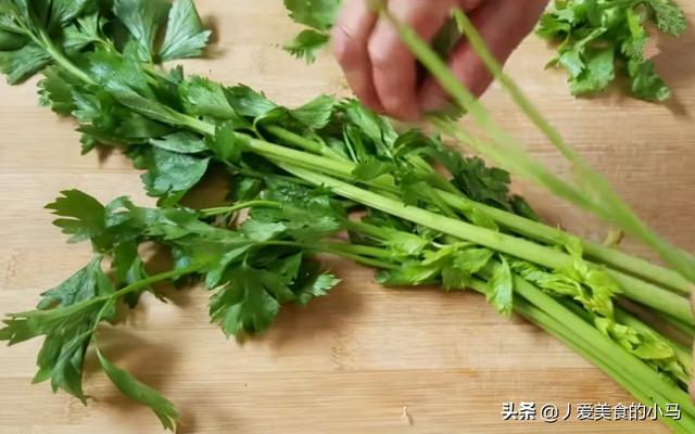 芹菜叶子为什么要摘掉，芹菜需要摘掉叶子吗（为了自身健康了解一下）