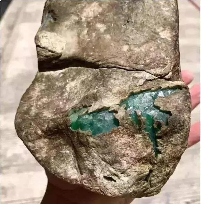 略显含蓄低调的钙铝榴石，钙铝榴石图片（翡翠的天敌——凉水石到底是什么东西）