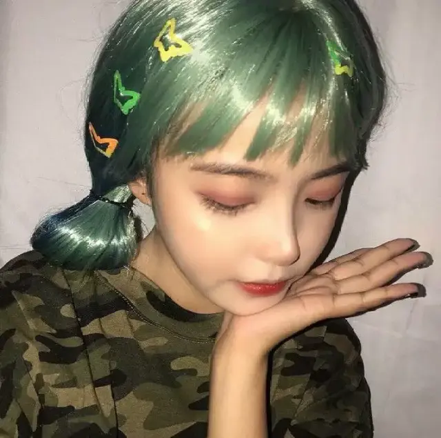 念七 精致女生染发社会酷头像微信，念七 精致女生染发社会酷头像（各种发色的小姐姐头像）
