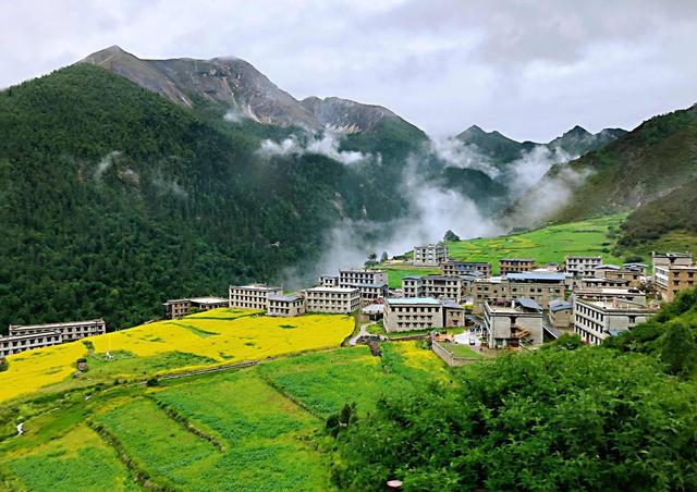 稻城亚丁在哪个省，暑假旅游攻略适合学生（你要去的稻城亚丁）