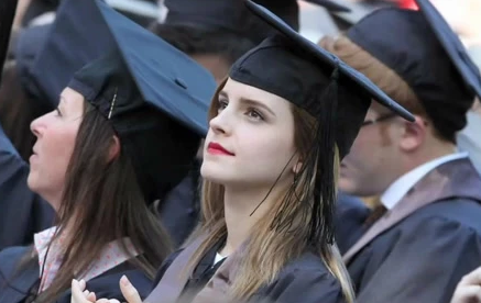 赫敏扮演者，哈利波特赫敏扮演者（9岁火遍全球17岁身价8800万）