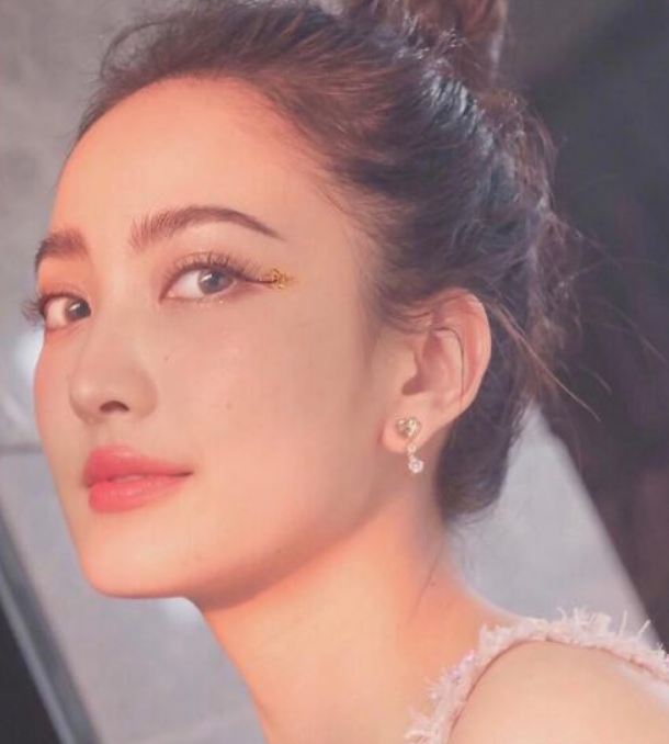 泰星mai教化妆，跟着泰星Baifern、Mai、Taew学学斩男妆