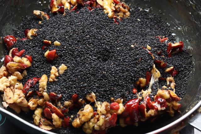 简单阿胶糕做法，简易阿胶糕的做法（过年招待亲朋好友准没错）