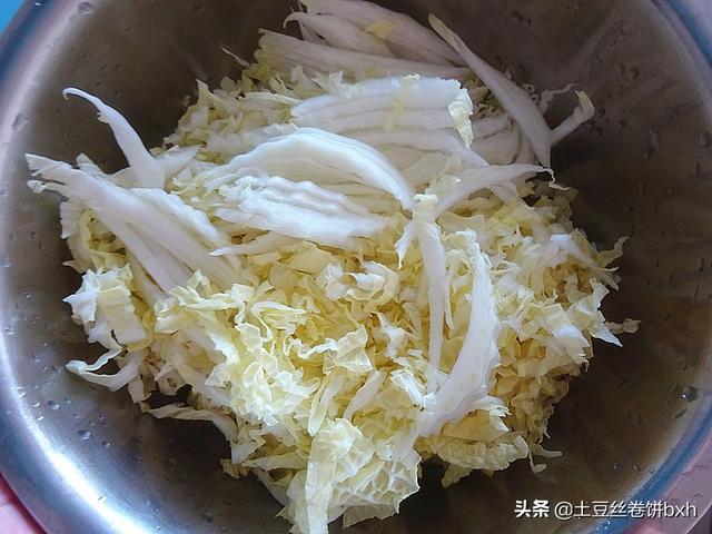 酸菜蒸饺的做法，酸菜蒸饺的做法步骤（这么做馅鲜皮筋道）