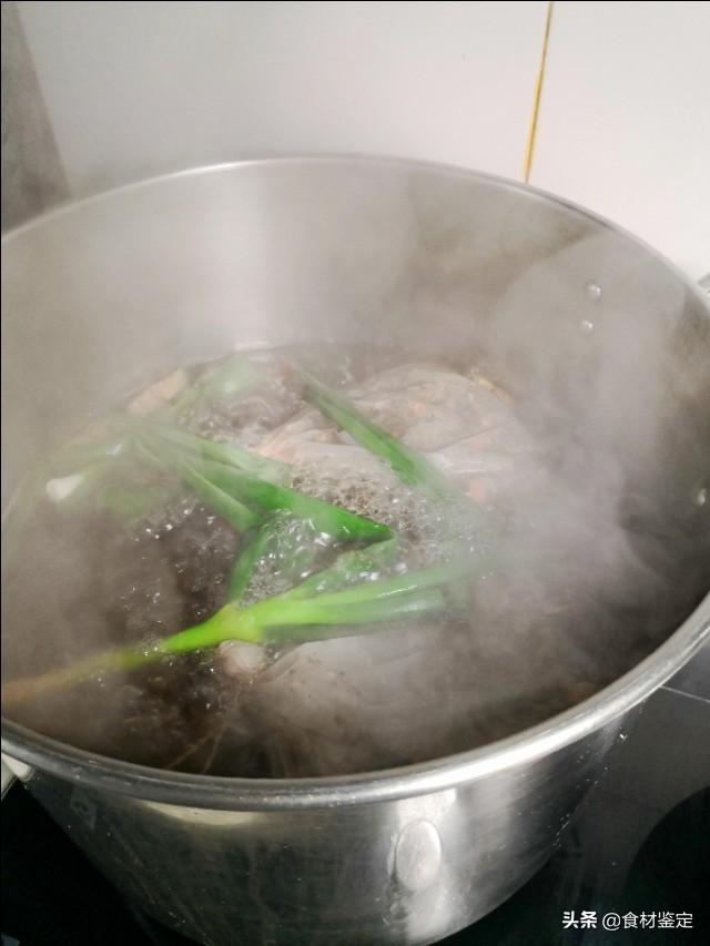 鸡骨架怎么做好吃，鸡壳的做法（教大家制作老沈阳酱鸡架）
