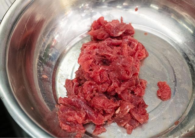 怎样腌制嫩牛肉片，腌制牛肉怎么做才鲜嫩（大厨一招就把牛肉变得又嫩又滑）