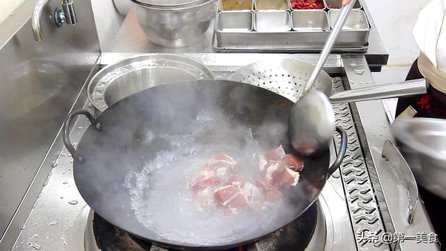 土豆炖牛肉的家常做法，土豆炖牛肉家常做法最简单（厨师长分享牛腩炖土豆的家常做法）