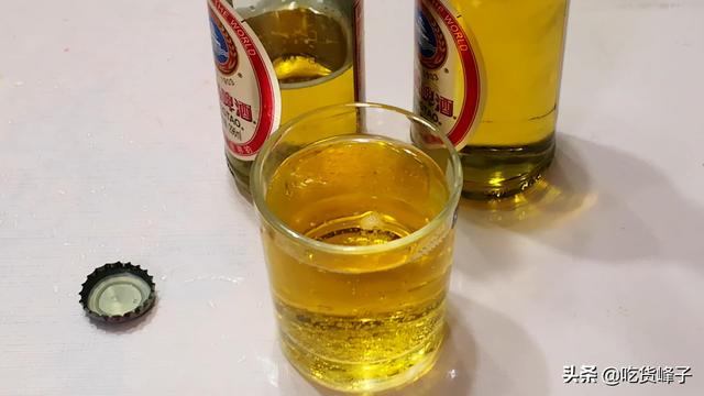 打火机怎么开啤酒瓶盖，如何开啤酒瓶盖（只要找对瓶盖上的小机关）