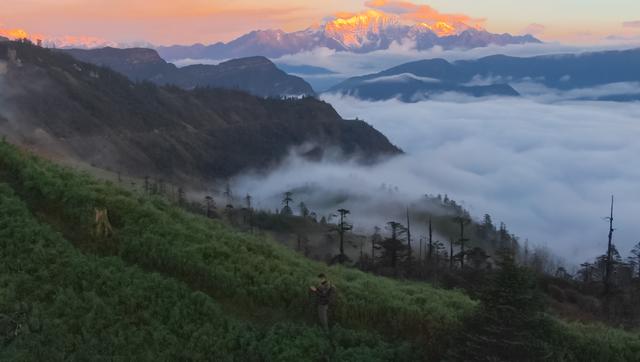 旅行者小多拍摄贡嘎雪山，去了一个叫四人同的山