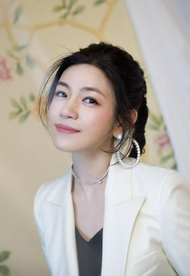 “清纯女孩”陈妍希：18岁出国，23岁出道，31岁嫁给陈晓