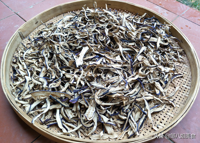 茄子干怎么做好吃，晒干的茄子干怎么做好吃法（三伏天多晒些茄子干）