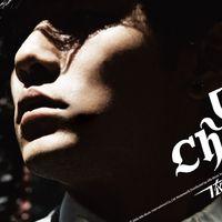 她的睫毛弯的嘴角，她的睫毛歌词（别和我说你是哭着进来找青春的）