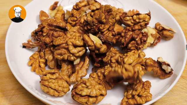 开核桃的小妙招，如何将核桃快速剥开（核桃放锅里蒸一蒸）