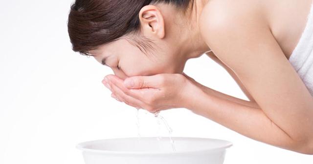 鼻子出油多是什么原因，鼻头出油是什么原因（面部出油的7个原因以及如何正确保养）