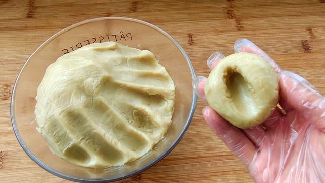 莲蓉馅是什么材料做的，白莲蓉馅是什么材料做的（细腻绵软的）