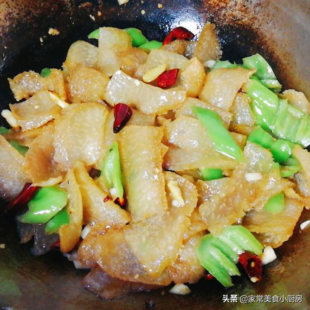 干皮肚怎么泡，干皮肚怎么泡能泡的多（尖椒炒皮肚这样做香辣入味）