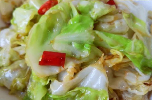 莲白怎么炒，莲白怎么炒素炒好吃（年夜饭中不可缺少的家常菜《手撕莲白》）