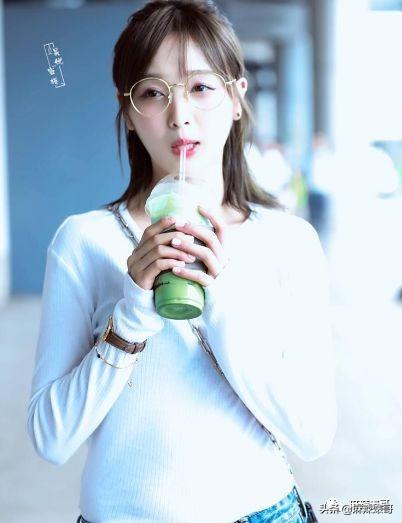 女孩子发wink是什么意思，女生发个wink是什么意思（一天8杯奶茶卖没文化人设）