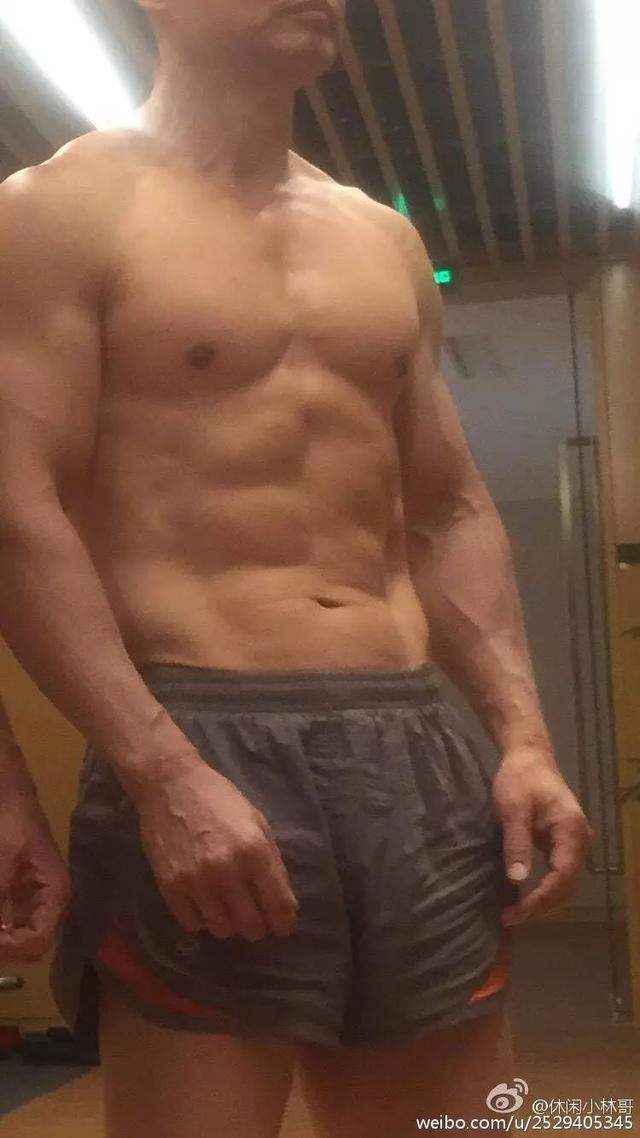 杨幂父亲是做什么的，年过50爱秀肌肉