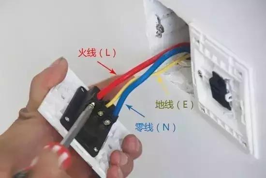 电热水器安装视频全过程，太阳能电热水器安装视频全过程（老电工手把手教你开关插座安装方法）